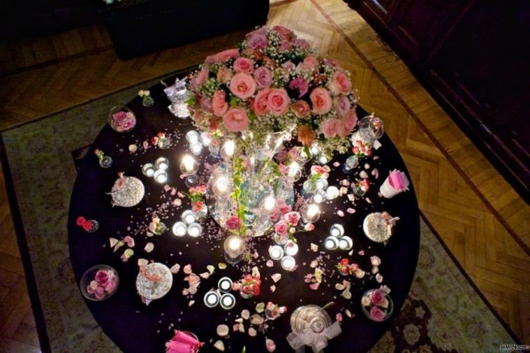Allestimento con rose per il tavolo dei confetti