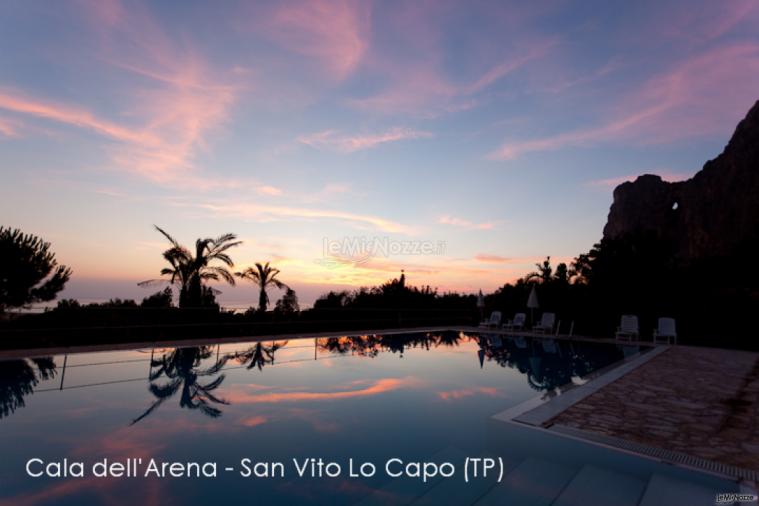 Atmosfera magica al tramonto a bordo piscina