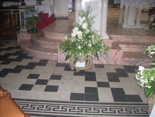 Addobbi floreali in chiesa sui toni del bianco
