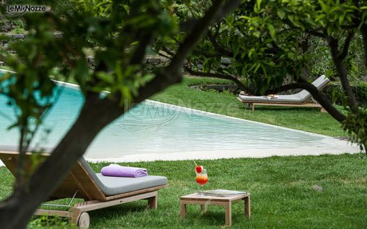 Giardino inglese con ampia piscina presso l'hotel per ricevimento di matrimonio a Zafferana Etnea (Catania)