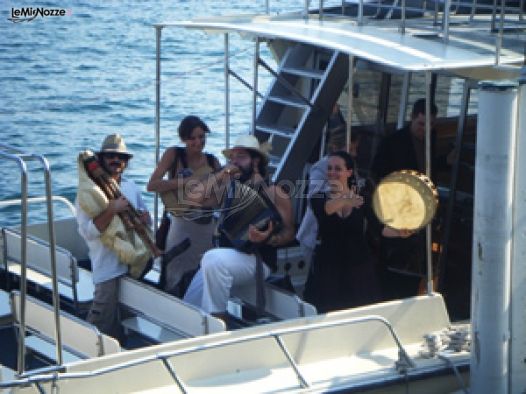 Esibizione gruppo folkloristico italiano in barca
