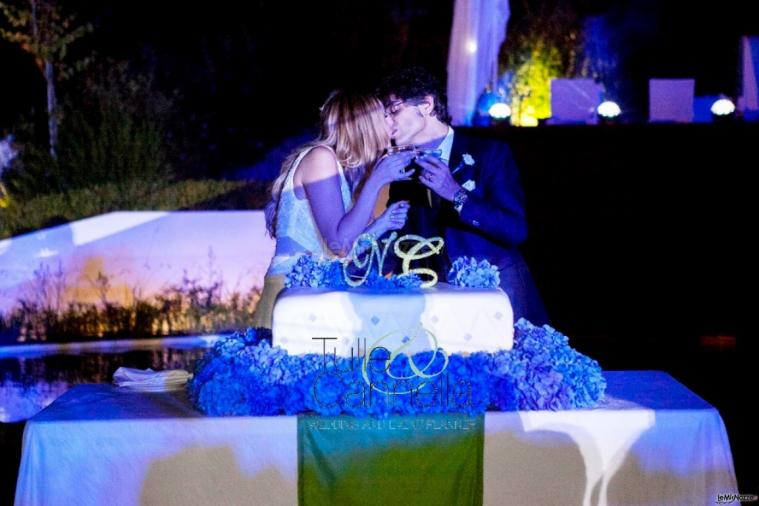 Torta nuziale e bacio sposi - Tulle & Cannella Wedding and Event Planner