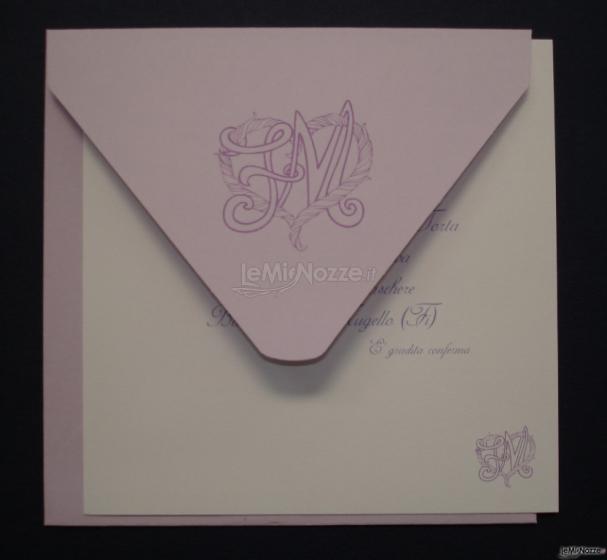 Partecipazione personalizzata in due toni di carta, lilla ed avorio con busta personalizzata con sigillo iniziali sposi. Stampa Offset