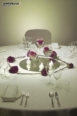 Candele e fiori per il tavolo degli sposi