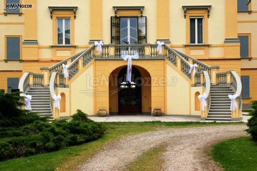 L'entrata della villa: il viale e le scalinate laterali decorate con graziosi fiocchi bianchi