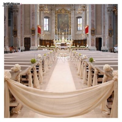 Allestimento della chiesa per la cerimonia di matrimonio