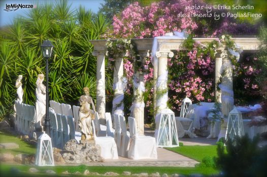 Addobbo della cerimonia in un giardino romano