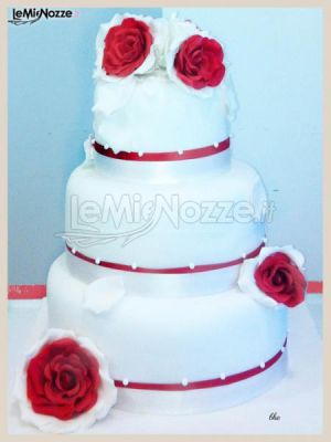 Wedding cake con rose rosse applicate