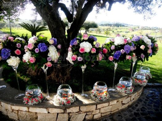 Addobbi floreali multicolor per un matrimonio in giardino - ADDobbi Floreali Multicolor Per Un Matrimonio In GiarDino