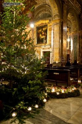 Foto 112 Addobbi Floreali Chiesa E Cerimonia Allestimento Della Chiesa Con Albero Di Natale Lemienozze It