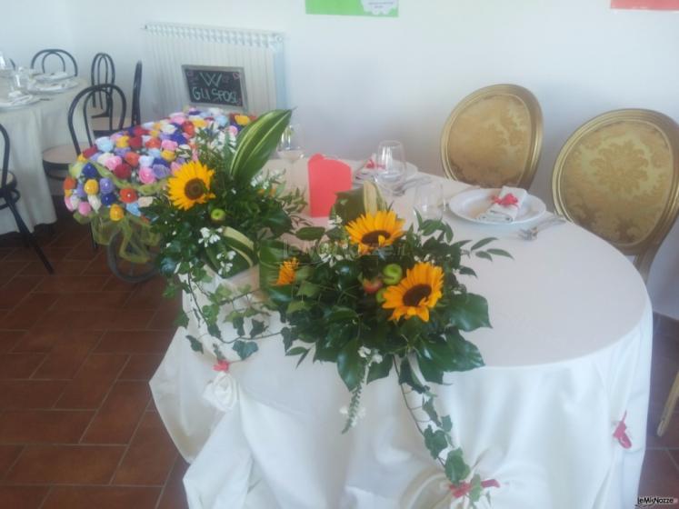 Borgo La Fratta - Addobbo floreale al tavolo degli sposi
