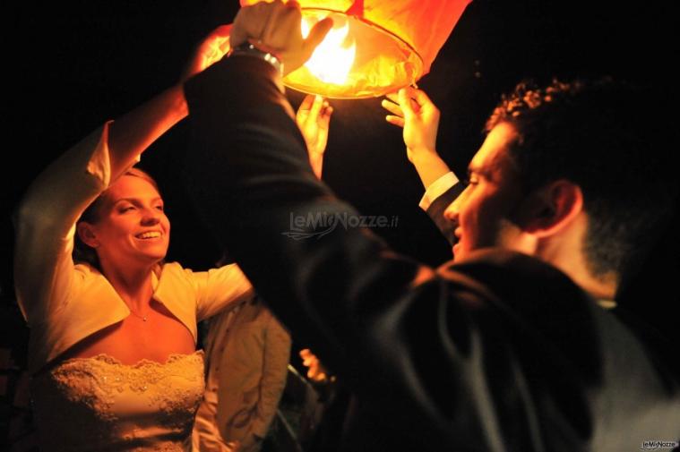 Una lanterna cinese simboleggia il calore dell'amore tra i due sposi. Fotografia di un momento durante il ricevimento