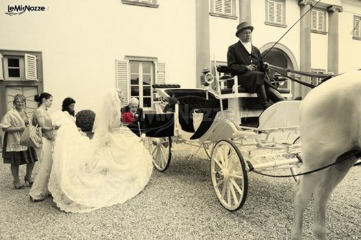 Foto della sposa che sale sulla carrozza