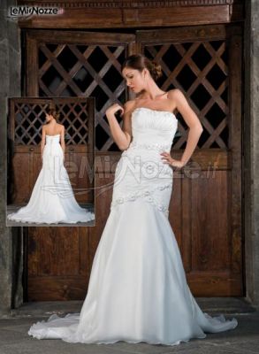 Vestito da sposa con corpetto stretto sui fianchi