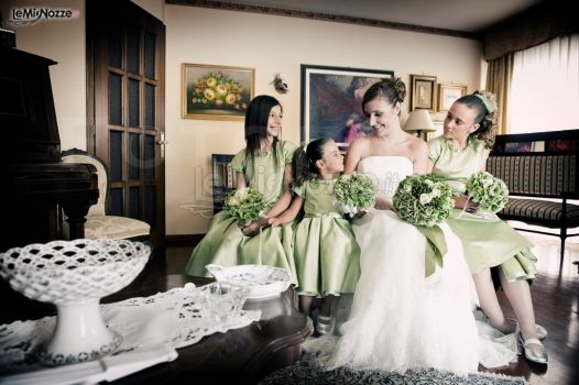 Fotografia della sposa con le sue damigelle in verde