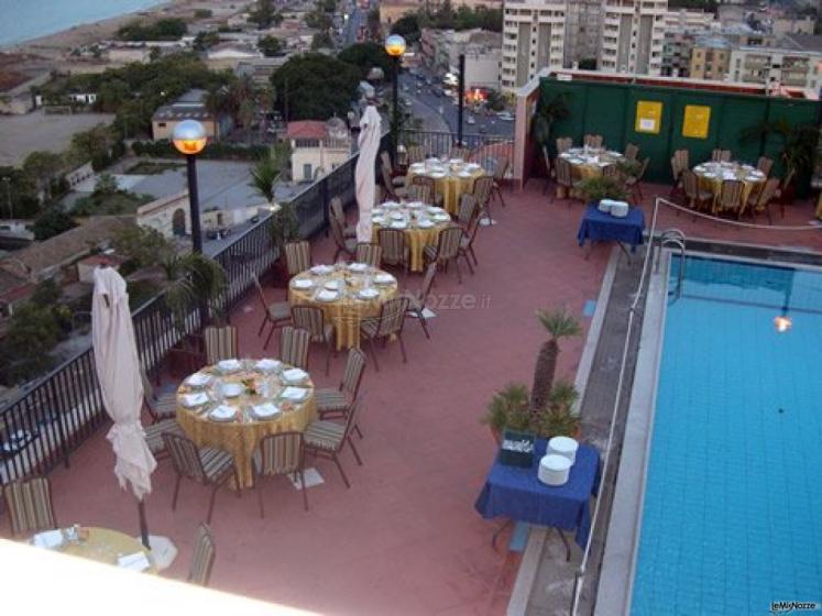 Tavoli a bordo piscina del San Paolo Palace Hotel