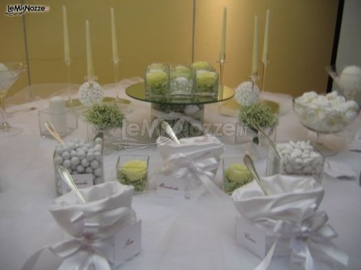 Tavolo con confetti al ricevimento di matrimonio