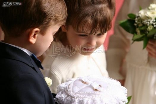 Foto della cerimonia di nozze: la damigella e il paggetto