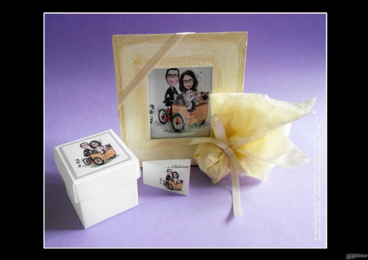 cornice di legno, scatolina porta confetti e bigliettino bomboniera personalizzati con disegno sposi