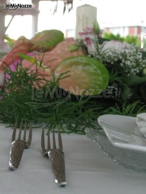 Abboddi floreali per i tavoli del buffet di nozze