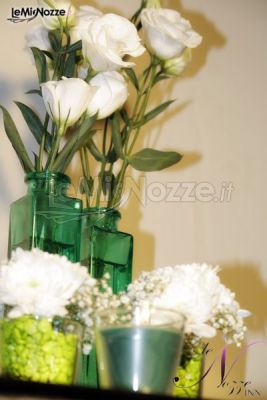 Le Nozze Inn - Allestimento con fiori per il matrimonio bianchi in vasi verdi