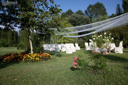 Cerimonia di matrimonio nel giardino del casale