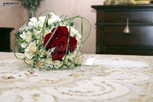 Bouquet con rosa rossa per la sposa