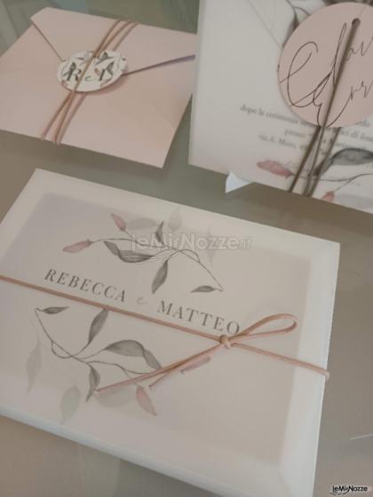 Partecipazione floreale a forma di scatola con cordino in  e tag personalizzato - Eliotecnica Balbi Wedding