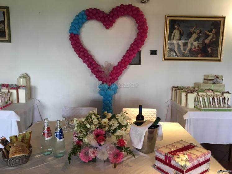 Bang Bang Wedding - Addobbo floreale e cuore con i palloncini per gli sposi