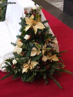 Decorazione floreale per la chiesa per un matrimonio natalizio