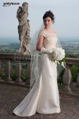 Vestito da sposa con guanti e corpetto ricamato