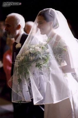 Foto della sposa con il padre durante la cerimonia di nozze