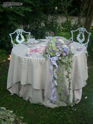 Addobbo floreale per il tavolo degli sposi
