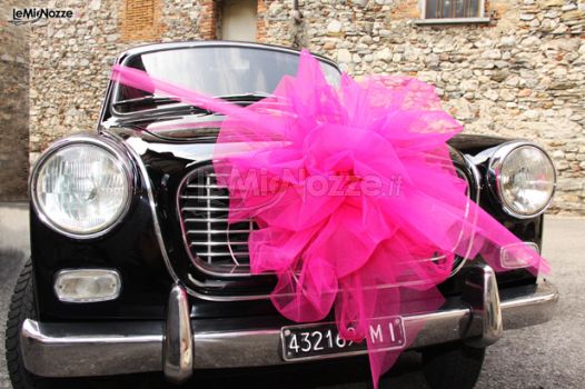 Foto della macchina da cerimonia allestita con fiocco rosa