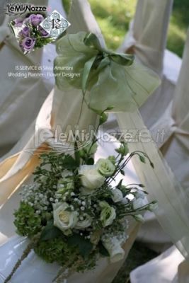 Particolare dei fiori per la cerimonia di nozze in giardino