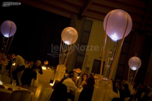 Allestimento con palloncini colorati dei tavoli per il buffet di nozze