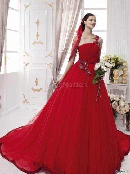 Originale abito da sposa dal colore rosso