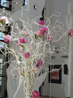Decorazione floreale con rami e fiori rosa