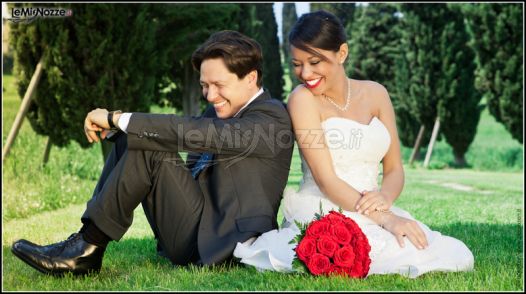 Foto degli sposi che ridono
