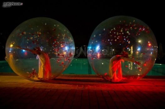 Spettacolo di danza dentro una bolla