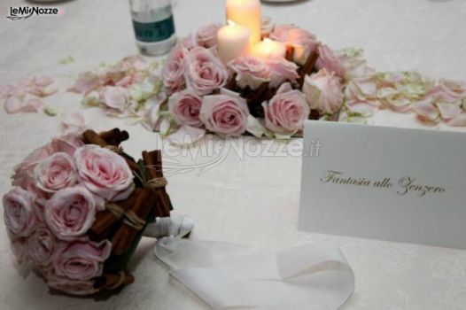 Bouquet di rose e cannella per la sposa