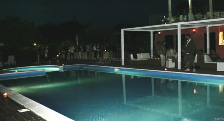 Piscina illuminata per un matrimonio di sera - I Calanchi Country Hotel & Resort