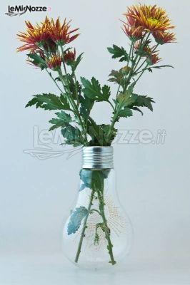 Vaso originale ricavato da una lampadina come regalo agli invitati