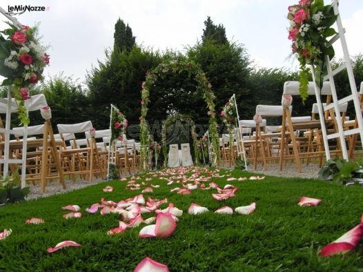 Petali di fiori per la cerimonia di matrimonio
