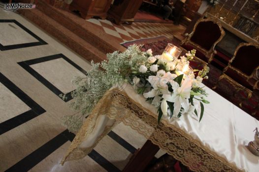 Foto 128 Addobbi Floreali Chiesa E Cerimonia Fiori Bianchi E Candele Per L Altare Della Chiesa Lemienozze It