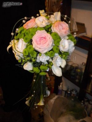 Bouquet della sposa con rose rosa e perle