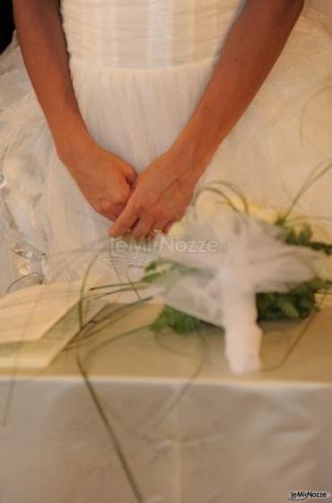 Dettaglio bouquet, libretto e mani sposa