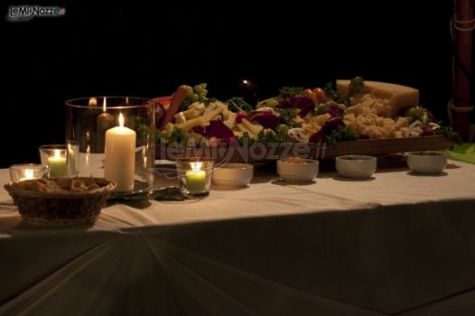 Tavolo apparecchiato con candele per gli sposi