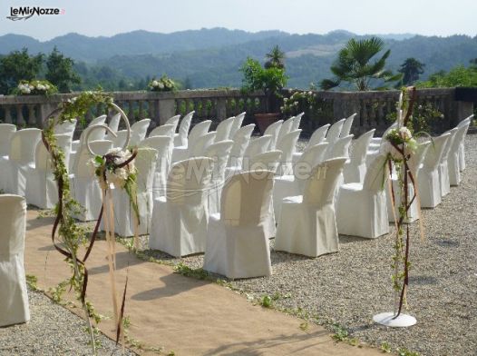 Disposizione sedie per la cerimonia di nozze all'aperto