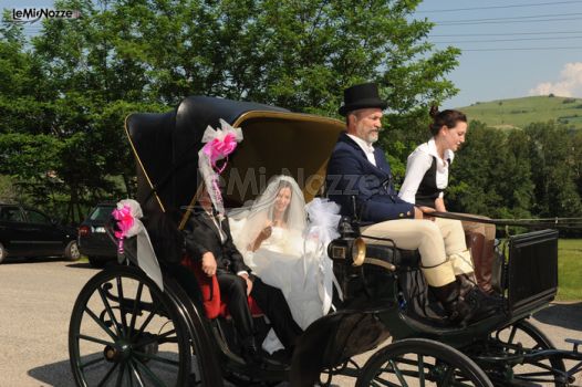 La sposa sulla carrozza verso la chiesa per la cerimonia di matrimonio